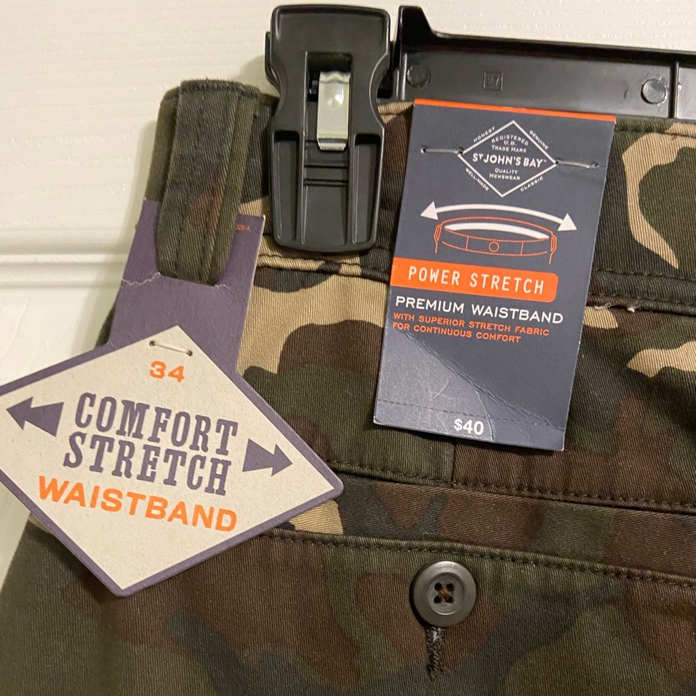 Mens St. John’s Bay Cargo Shorts. (New w/tags)